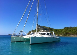 Katamaran vor Anker in Bucht Mallorca